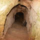 ...e ci permette di scendere lungo una scalinata in pietra ricavata nella roccia. La rampa conduce in un ambiente umido situato a cinque metri sotto il livello stradale